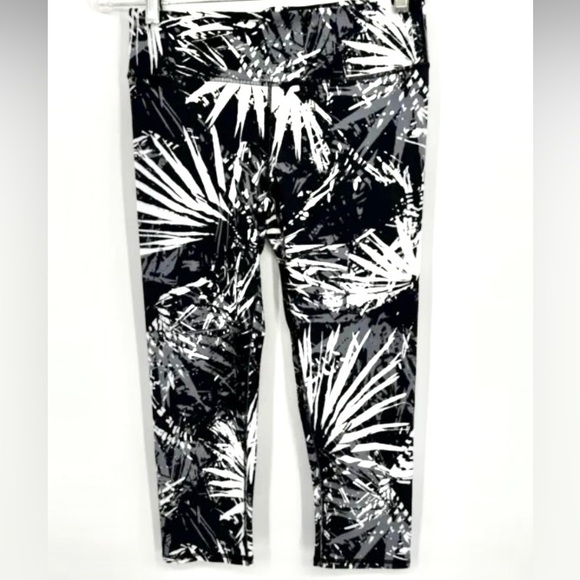 Fabletics Pants - Fabletics Capri Small Black & White Women’s Salar Floral Legging NWT